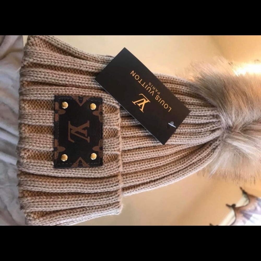 Upcycled winter hat with adjustable pom pom**